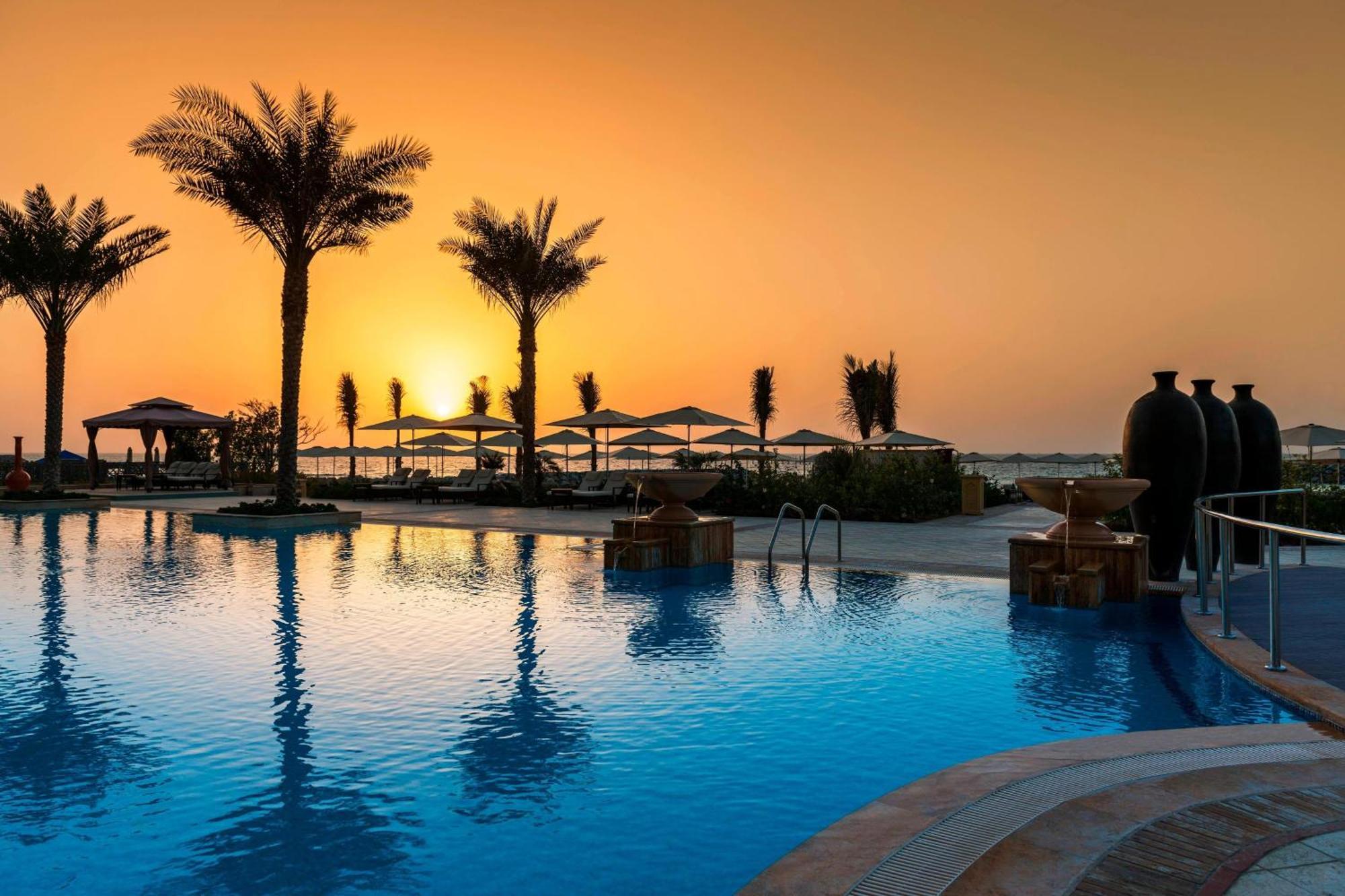 Ajman Saray, A Luxury Collection Resort, Ajman Exterior foto The pool at the resort